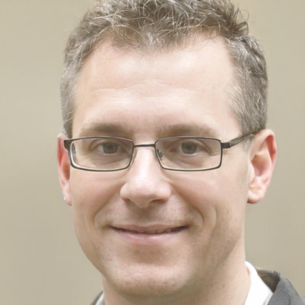 Portrait de Pierre Leroy, analyste financier